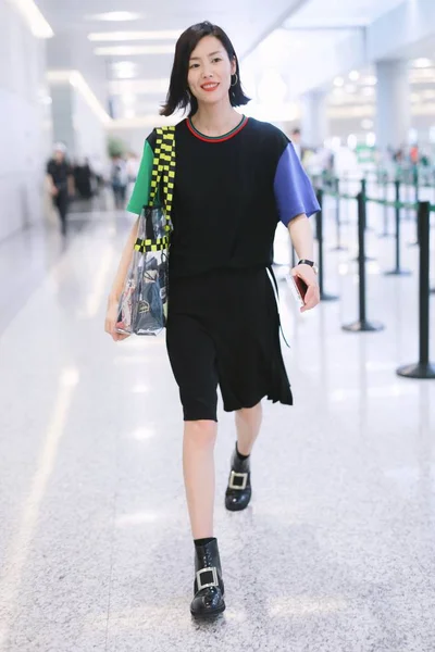 中国のスーパーモデルリウウェンファッション衣装北京 — ストック編集
