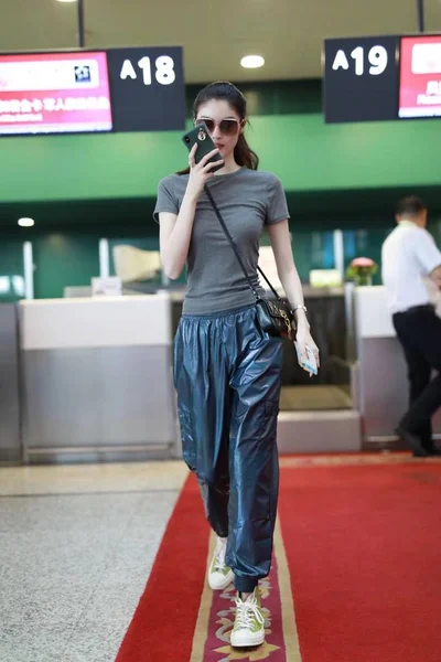 Chinese Model Sui Arrives Shanghai Hongqiao International Airport Departure Shanghai — Stock Photo, Image