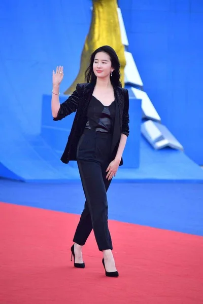 Actriz China Liu Yifei Posa Alfombra Roja Durante Ceremonia Clausura — Foto de Stock