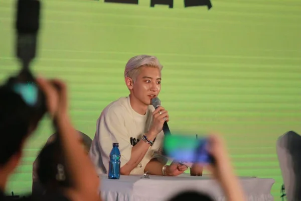 韓国の歌手で俳優のパク チャンヨルは 韓国のボーイズグループExoのモノニム チャンヨルによってよく知られており 2019年7月30日 中国東部の山東省青島市で開催されたExo セフン チャニョル ミニファンサインイベントに出席する — ストック写真