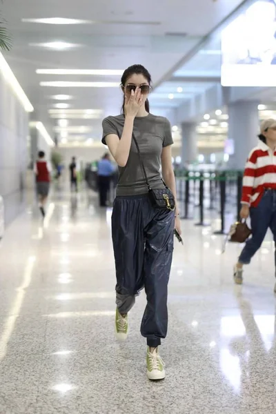 Chinees Model Hij Sui Arriveert Internationale Luchthaven Shanghai Hongqiao Voor — Stockfoto