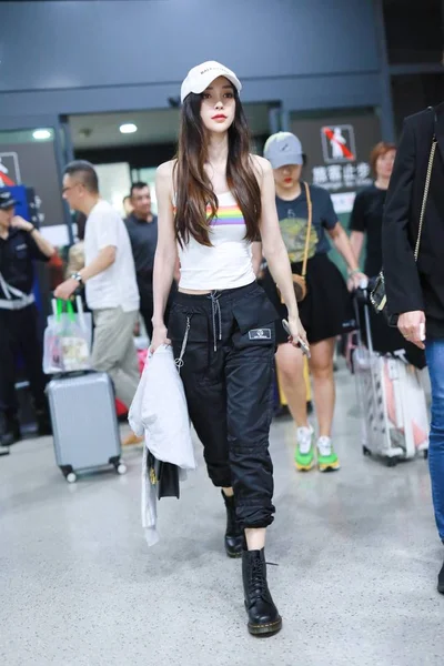 Hong Kong Skådespelerskan Angelababy Anländer Till Shanghai Hongqiao International Airport — Stockfoto