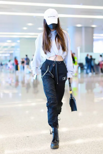Hong Kong Skådespelerskan Angelababy Anländer Till Shanghai Hongqiao International Airport — Stockfoto