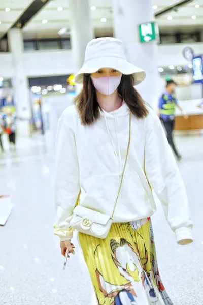 China chinês Zhou Jieqiong moda Outfit — Fotografia de Stock
