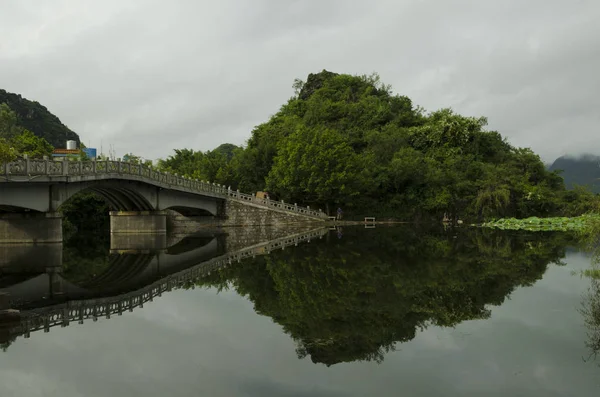 ATRACCIÓN TURISTA DE VERANO KARST LANDSCAPE RURALITY PUZHEHEI — Foto de Stock