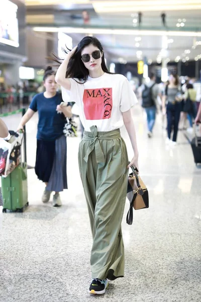 Kínai Shanghai repülőtér modell színésznő HE Sui snap — Stock Fotó