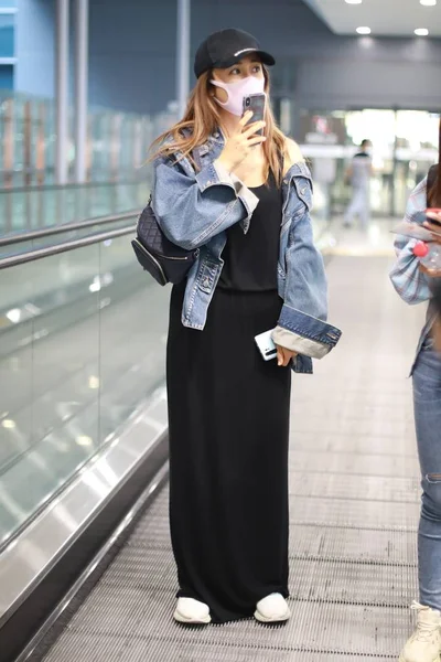 Chinese actrice Liuyun Fashion outfit Shanghai Hongqiao luchthaven — Stockfoto