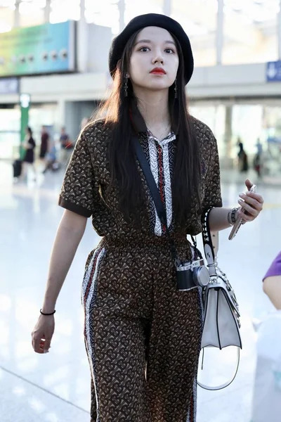 CHINESE MODEL CHENXIAO FASHION OUTFIT BEIJING AIRPORT — Stock Photo, Image