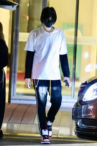 Chinês Wu Yifan moda Outfit Pequim Aeroporto — Fotografia de Stock