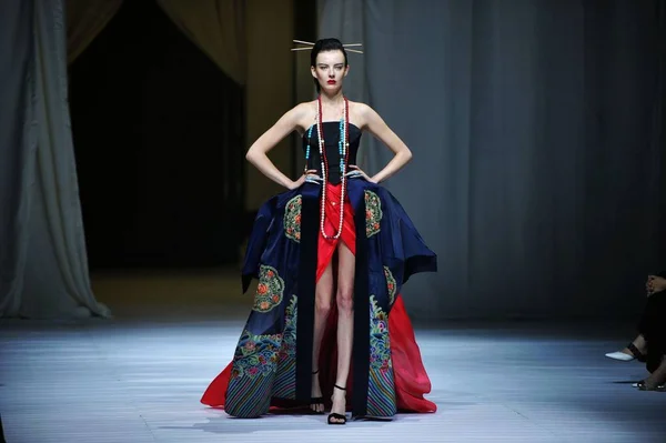 CINA SHANDONG QINGDAO FILM THEMED FASHION Show — Foto Stock