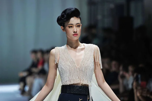 CHINA SHANDONG QINGDAO FILM THEMED FASHION SHOW — Stock Photo, Image