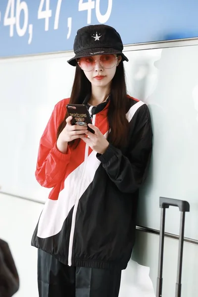 Kínai modell Chenxiao Fashion jelmez Peking repülőtér — Stock Fotó