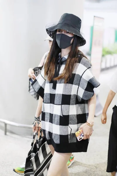 2019年8月24日 香港女演员安吉拉 比比在中国上海降落后抵达上海虹桥国际机场 — 图库照片