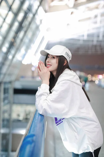 中国の女優クリスタル チャンまたはチャン ティアンアイが上海浦東国際空港に到着し 2019年8月15日に中国 上海に出発 — ストック写真