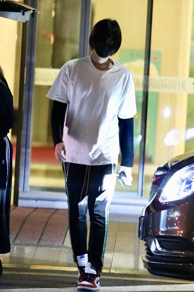 Kínai Wu Yifan divat outfit Peking repülőtér — Stock Fotó