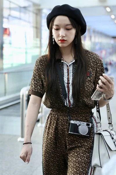 Chiński model Chenxiao Fashion Outfit Pekin Lotnisko — Zdjęcie stockowe