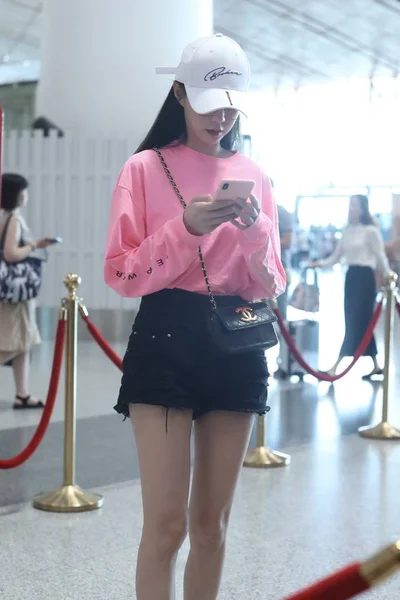 Chinese Shen Mengchen Fashion outfit Beijing luchthaven — Stockfoto