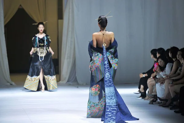 Kina Shandong Qingdao film tema Fashion Show — Stockfoto