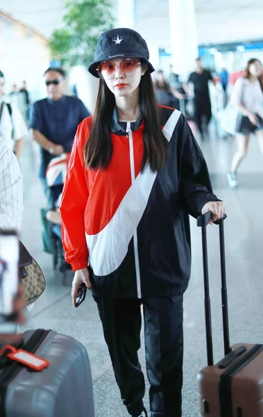 Kínai modell Chenxiao Fashion jelmez Peking repülőtér — Stock Fotó