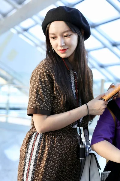 MODELO CHINÊS CHENXIAO FASHION OUTFIT BEIJING AIRPORT — Fotografia de Stock