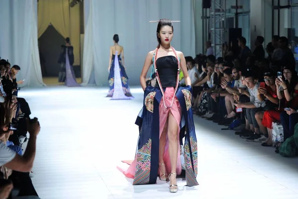 CHINE SHANDONG QINGDAO FILM THEMED FASHION SHOW — Photo