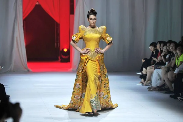 चीन शेडोंग क़िंगदाओ फिल्म थीम फैशन शो — स्टॉक फ़ोटो, इमेज