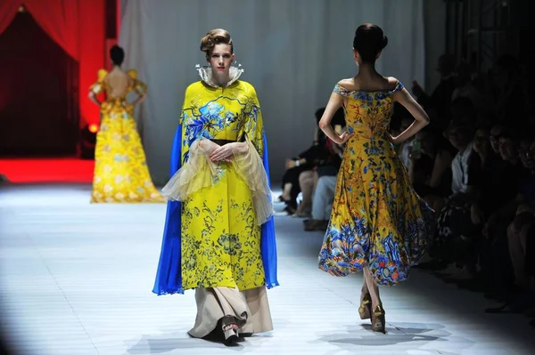 CINA SHANDONG QINGDAO FILM THEMED FASHION Show — Foto Stock