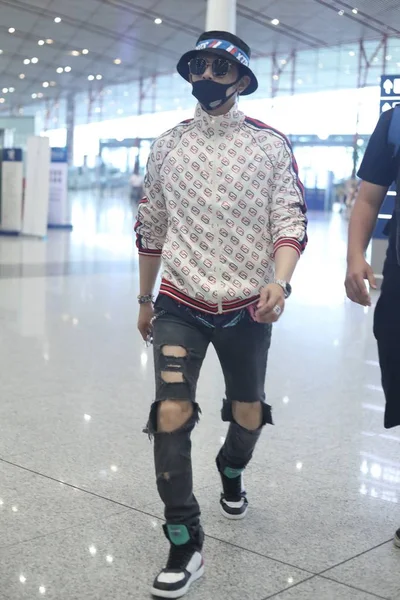 CHINESE JIRO WANG FASHION OUTFIT BEIJING AIRPORT — Stock Photo, Image