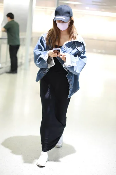 Kinesiska skådespelerskan Liuyun Fashion outfit Shanghai Hongqiao Airport — Stockfoto