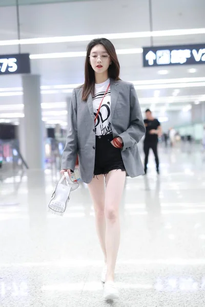 CHINA CHINESE SHANGHAI AIRPORT ACTRESS MAGGIE JIANG SHUYING SNAP — Stok Foto