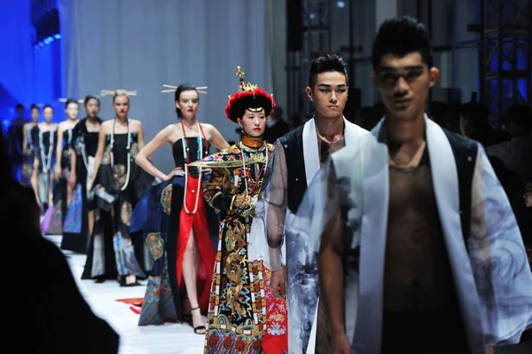 Kina Shandong Qingdao film tema Fashion Show — Stockfoto