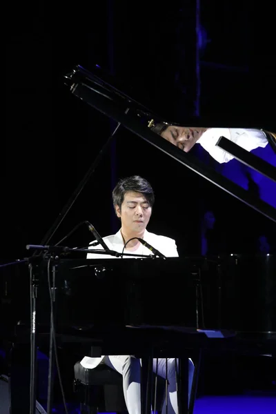China chinês Shandong Rizhao músico pianista concerto executar — Fotografia de Stock