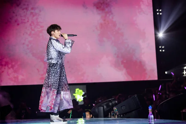 中国のボーイズグループTfboysのロイ ワンまたはワン ユアンが 2019年8月31日に中国東部の江蘇省南京市で行われたソロコンサート2019に出演 — ストック写真
