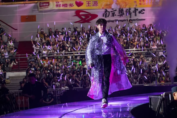 中国のボーイズグループTfboysのロイ ワンまたはワン ユアンが 2019年8月31日に中国東部の江蘇省南京市で行われたソロコンサート2019に出演 — ストック写真