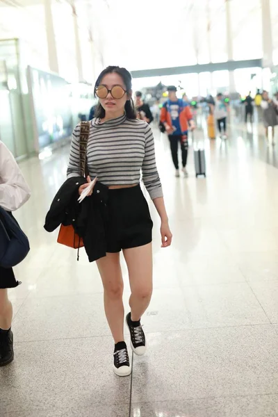 CHINESE CELEBRITY FASHION OUTFIT BEIJING AIRPORT — Fotografie, imagine de stoc