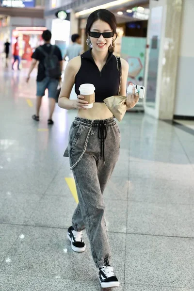 Kina kinesiska Zhou Yutong Fashion outfit — Stockfoto