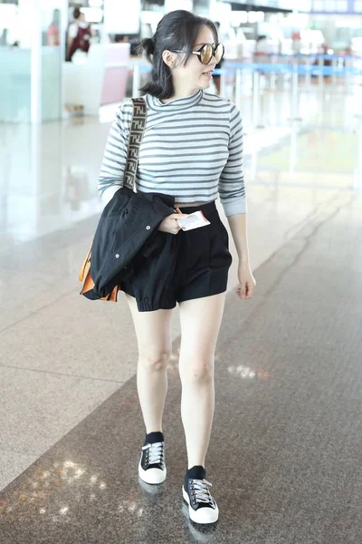CHINESE CELEBRITY FASHION OUTFIT BEIJING AIRPORT — Stock Photo, Image