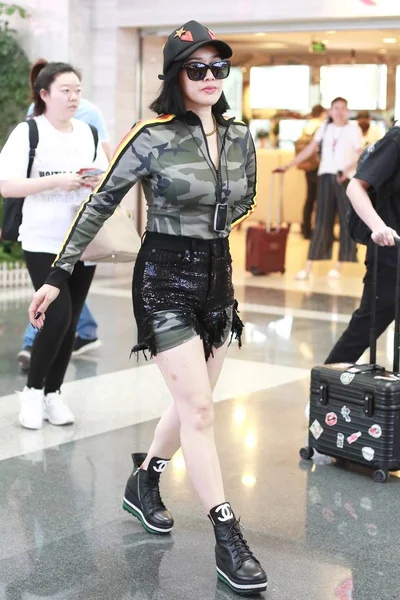 CHINESE CANADIAN CHRISTY CHUNG FASHION FUERA DE AEROPUERTO DE BEIJING — Foto de Stock