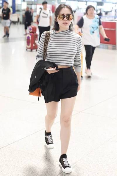 CHINESE CELEBRITY FASHION OUTFIT BEIJING AIRPORT — Fotografie, imagine de stoc