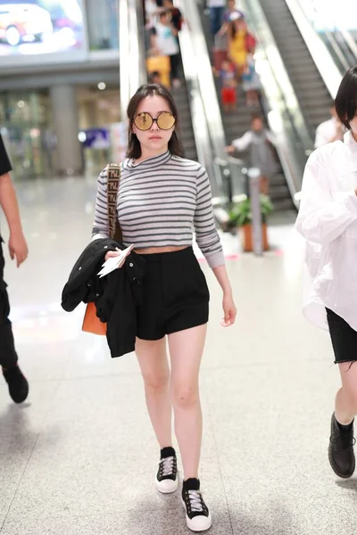 CHINESE CELEBRITY FASHION OUTFIT BEIJING AIRPORT — Fotografie, imagine de stoc