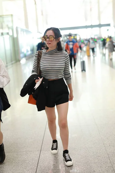 CHINESE CELEBRITY FASHION OUTFIT BEIJING AIRPORT — Stock Photo, Image