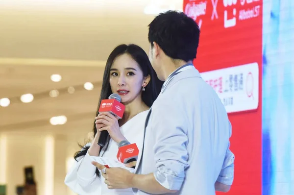 Chinees actrice zangeres Yang mi Colgate promotie evenement Hangzhou — Stockfoto