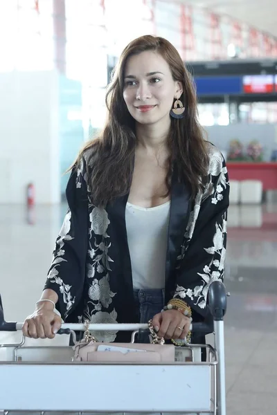 CELINA CINESE JADE FASHION OUTFIT BEIJING AIRPORT — Foto Stock