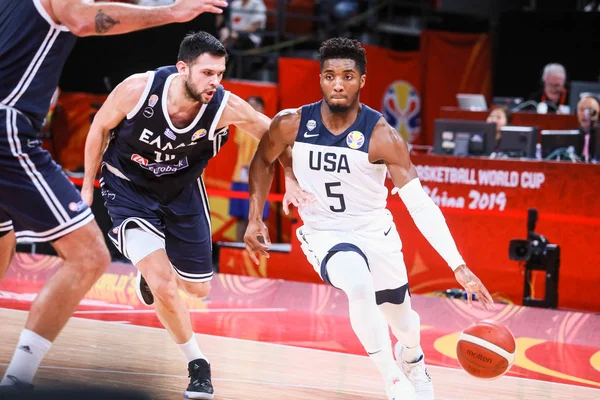 全米バスケットボール協会 Nba のユタ ジャズのアメリカのプロバスケットボール選手 ドノバン ミッチェル グループKアメリカVsギリシャ2019フィババスケットボールワールドカップの1回戦でボールを走ります — ストック写真