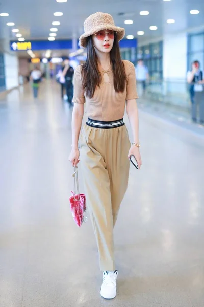 Atriz Hong Kong Angelababy Chega Aeroporto Internacional Hongqiao Xangai Antes — Fotografia de Stock