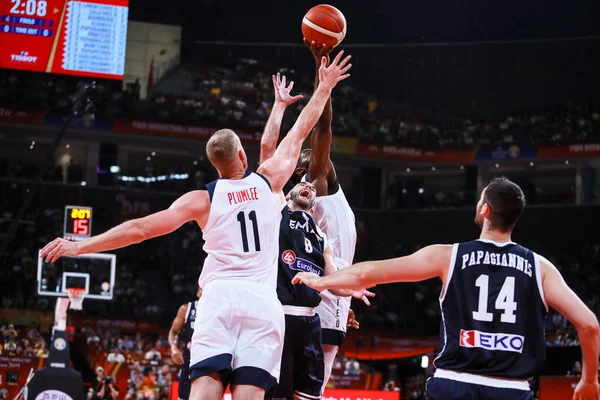 全米バスケットボール協会 Nba のデンバー ナゲッツのアメリカのプロバスケットボール選手 メイソン プラムリー グループKアメリカ対ギリシャ2019フィババスケットボールワールドカップの1回戦でボールを得るためにジャンプします — ストック写真