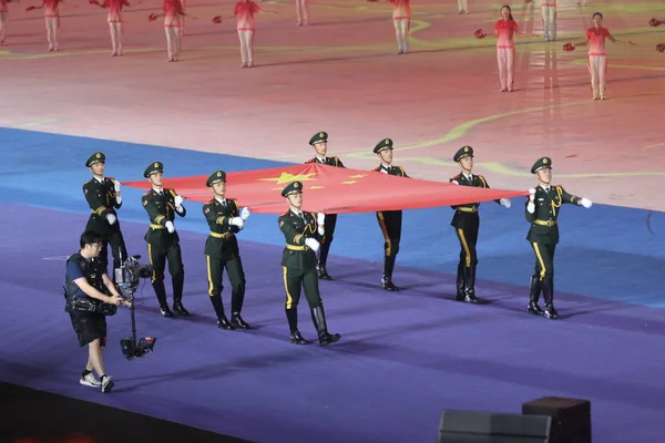 2019年9月8日 中国中部河南省浙州市で開催された第11回中華人民共和国民族民族民族大会の開会式で 中国国旗を掲げる兵士たち — ストック写真