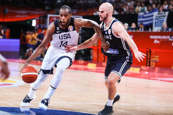 全米バスケットボール協会 Nba のミルウォーキー バックスのアメリカのプロバスケットボール選手 クリス ミドルトン グループKアメリカ対ギリシャ2019フィババスケットボールワールドカップの1回戦でボールを保護します — ストック写真
