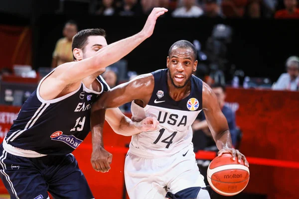 全米バスケットボール協会 Nba のミルウォーキー バックスのアメリカのプロバスケットボール選手 クリス ミドルトン グループKアメリカ対ギリシャ2019フィババスケットボールワールドカップの1回戦でボールを保護します — ストック写真