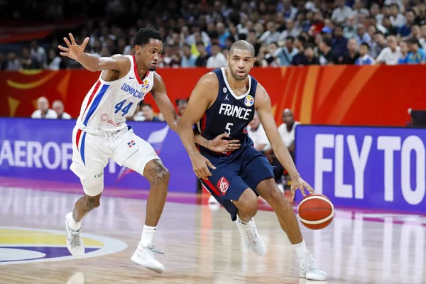 フランスのプロバスケットボール選手ニコラス バタムは グループHフランスVsドミニカ共和国2019フィババスケットボールワールドカップの3回戦でスコアを維持します 深セン市 南中国の広東省 2019 — ストック写真